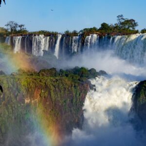 Tra colori, megattere e cascate